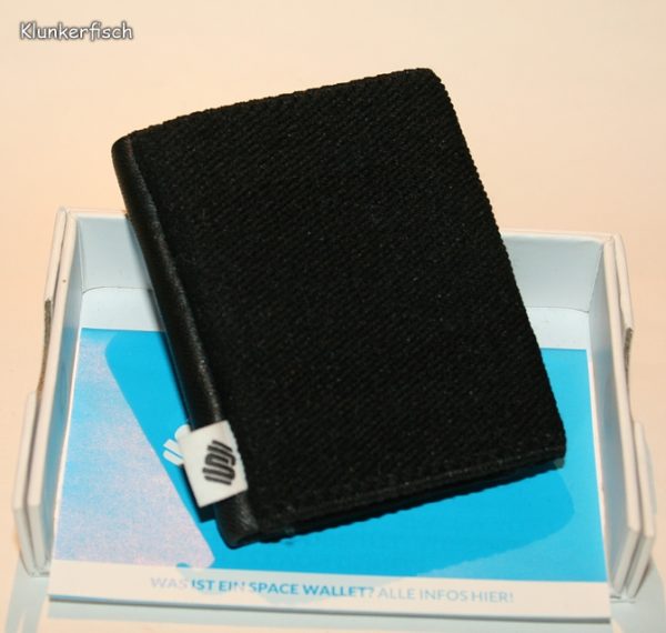 Space Wallet: Mini-Portemonnaie in Schwarz mit Druckknopf