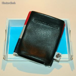 Space Wallet: Mini-Portemonnaie in Schwarz mit Blockstreifen
