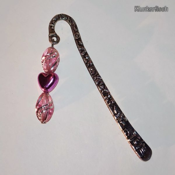 Lesezeichen aus Metall mit Anhänger aus rosa Glasperlen und kleinem Herz