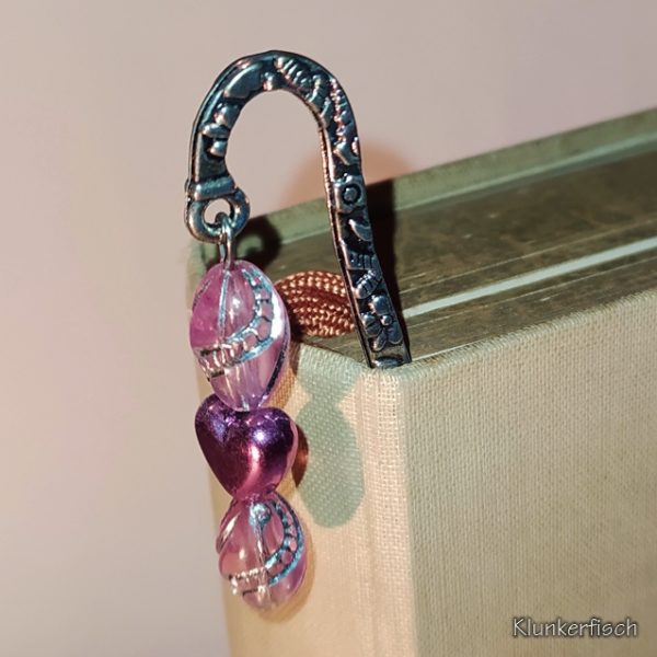 Lesezeichen aus Metall mit Anhänger aus rosa Glasperlen und kleinem Herz