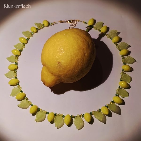 Halskette mit Zitronen