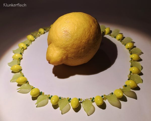 Halskette mit Zitronen