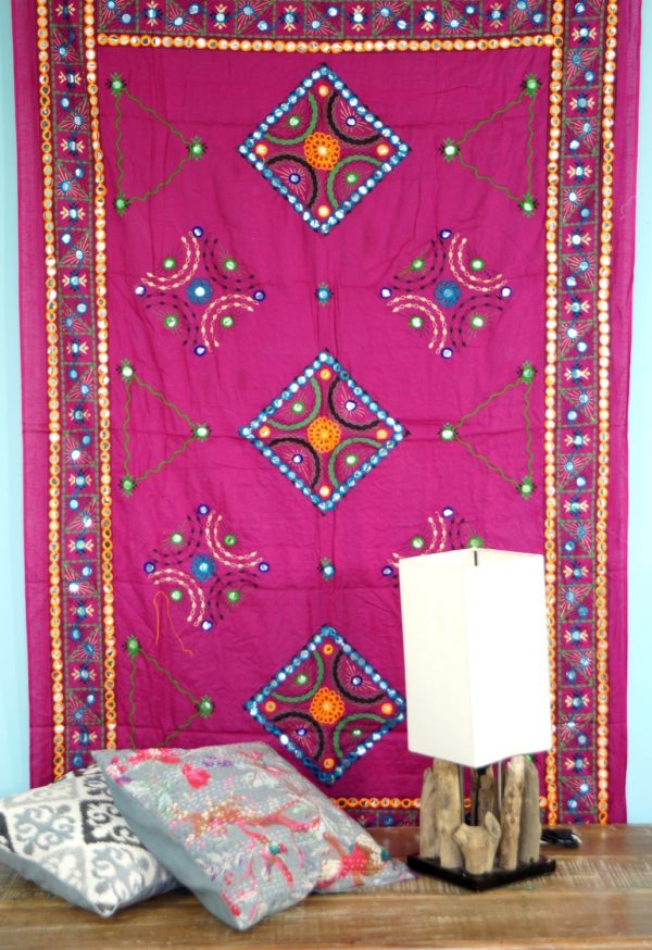 Indisches Tuch aus Baumwolle mit Stickerei und Spiegelchen in Pink