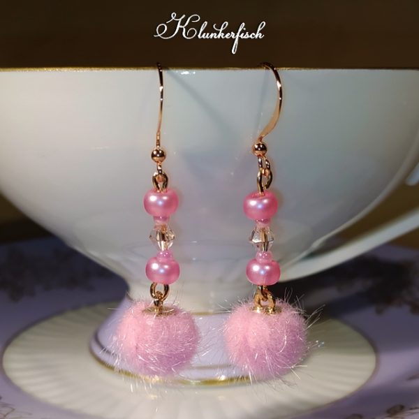 Bridgerton-Ohrringe mit rosa Perlen und Pompoms