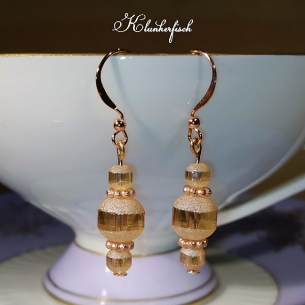 Glitzernde Bridgerton-Ohrringe in Creme und Roségold