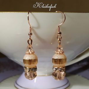 Glitzernde Bridgerton-Ohrringe in Creme und Rosa mit Strass