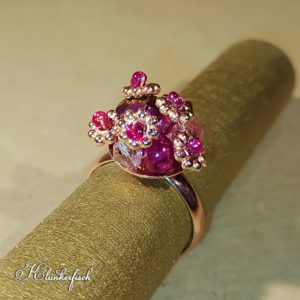 Bridgerton-Ring mit pinken Blümchen