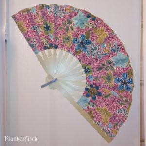 Fächer aus Holz und Stoff