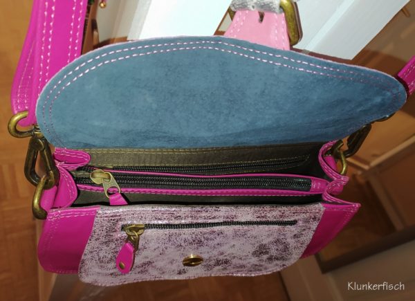 Kleine Tasche aus Leder in Pink und Silber und mit Blumenmuster