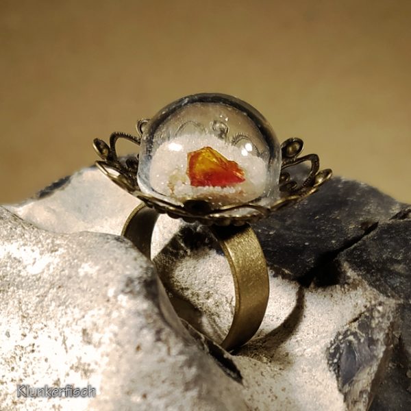 Strandgut-Ring mit Hohlperle, Sand und Bernstein