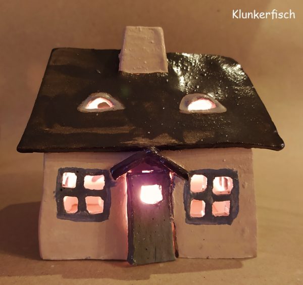 Keramik-Haus / Windlicht *Kate mit Giebeltür*