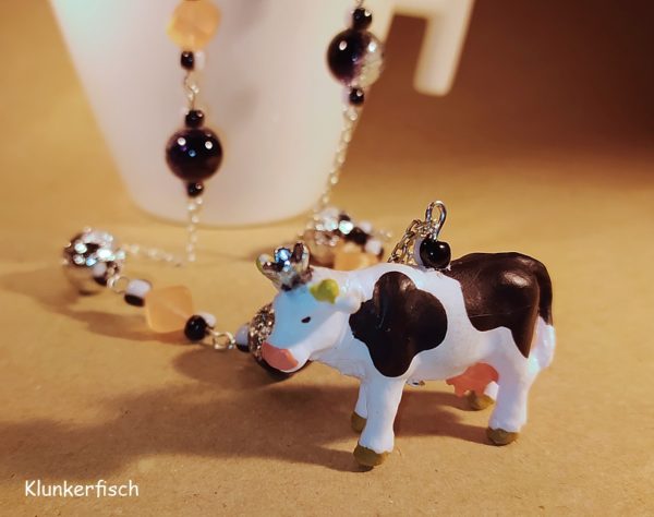 Extralange Halskette mit königlichem Kuh-Anhänger - Kuh mit Krone, Lava-Perlen, Glas-Perlen