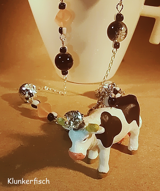 Extralange Halskette mit königlichem Kuh-Anhänger - Kuh mit Krone, Lava-Perlen, Glas-Perlen