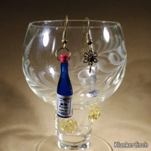 Witzige Ohrringe für Wein-Genießerinnen: Weinflasche in Blau mit Weinglas