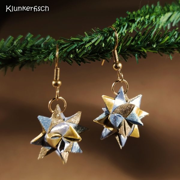 Ohrringe mit glitzernden Fröbelsternen in Hellblau und Gold