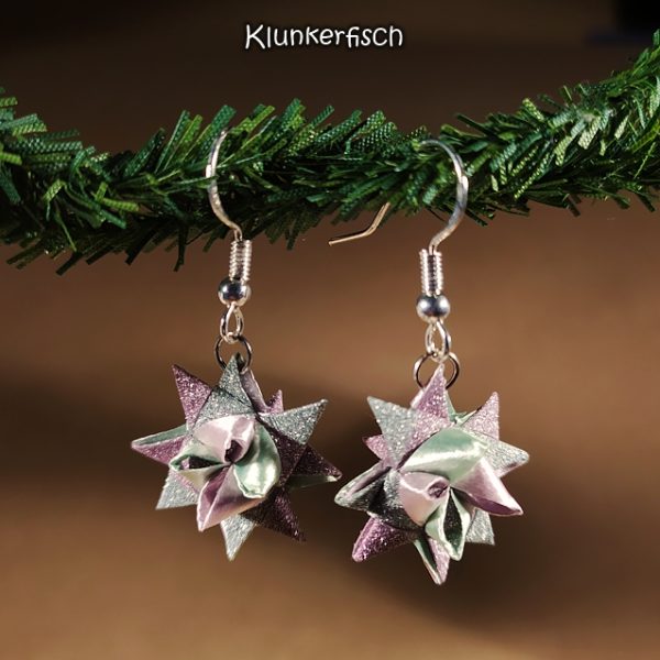 Ohrringe mit glitzernden Fröbelsternen in Rosa und Hellgrün