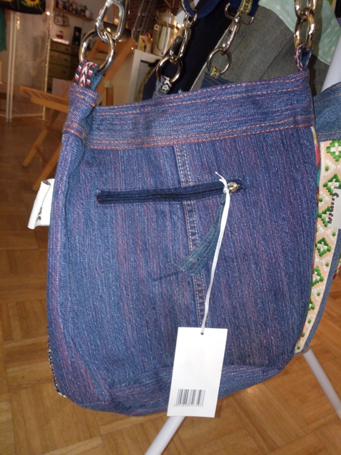 Tasche / Beutel aus Jeans und bedrucktem Canvas mit Taschenbaumler - Rückseite
