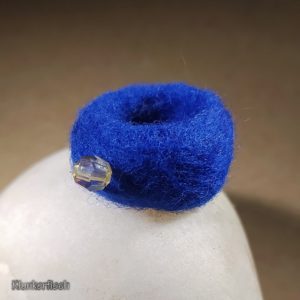 Filz-Ring in Königsblau mit Kristall-Perle