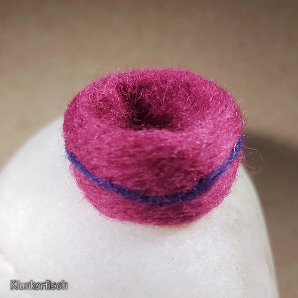 Filz-Ring in dunklem Pink mit blauem Streifen
