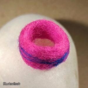 Filz-Ring in Pink mit blauem Streifen