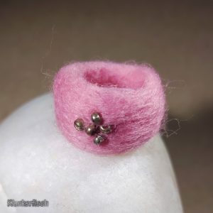 Filz-Ring in Rosa mit Silber-Perlen