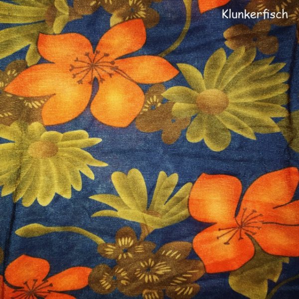 Loop in Dunkelblau mit orange-braunen Blumen