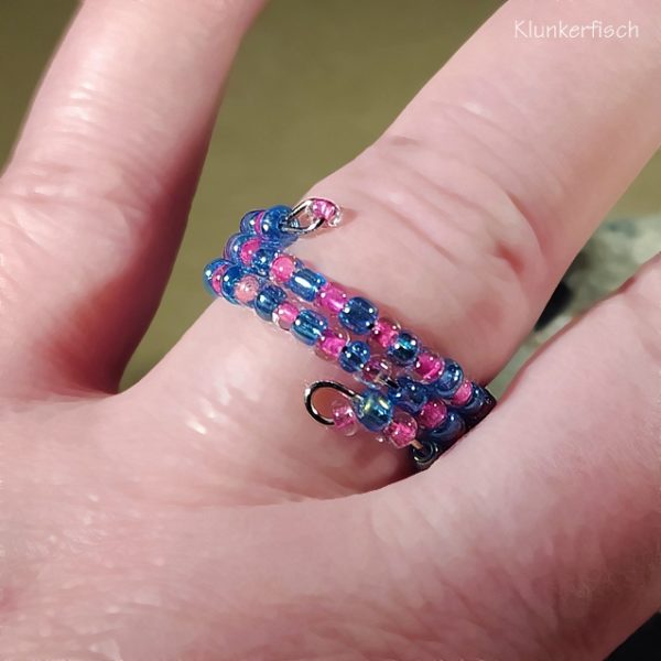 Wickel-Ring mit Glasperlen in Blau und Pink