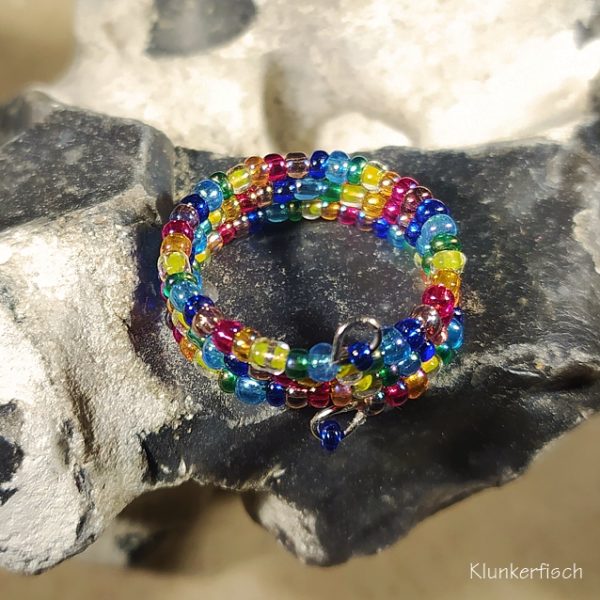 Wickel-Ring mit Glasperlen in Regenbogen-Farben
