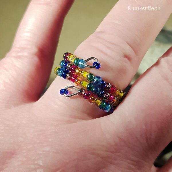 Wickel-Ring mit Glasperlen in Regenbogen-Farben