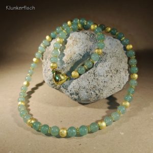 Frühlingszarte Halskette aus hellgrünem Aventurin und goldenen Elementen