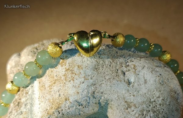 Frühlingszarte Halskette aus hellgrünem Aventurin und goldenen Elementen
