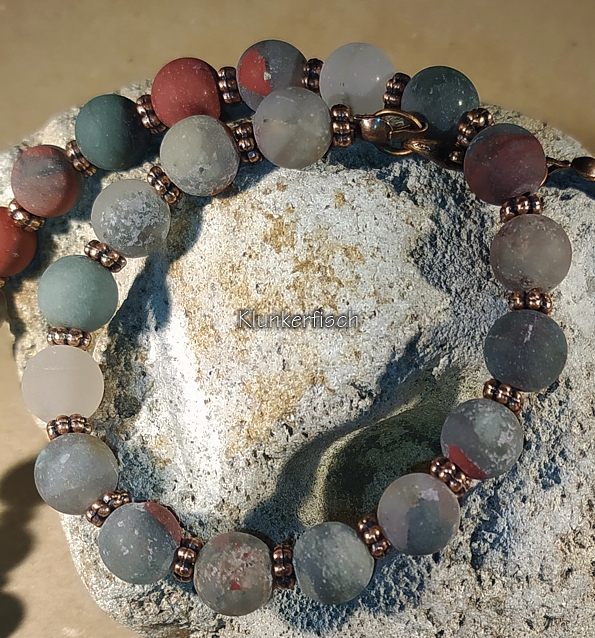 Collier aus Hämatit-Perlen und Kupfer-Elementen