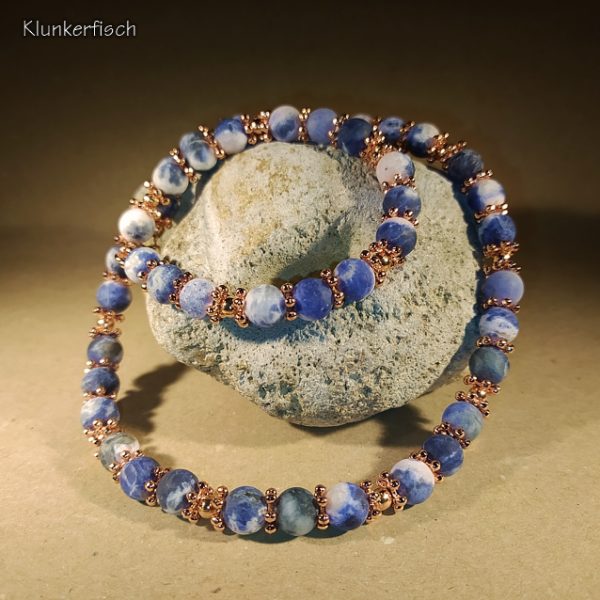 Halskette aus jeansblauem Sodalith und roségoldenen Elementen