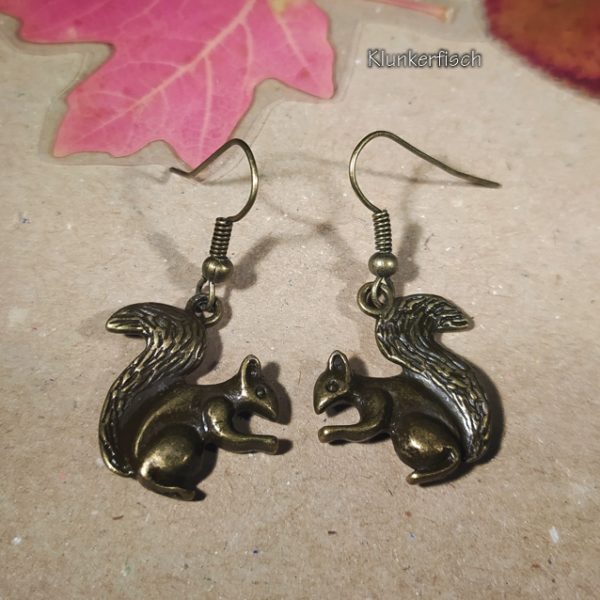 Ohrringe mit zwei kleinen Eichhörnchen aus Bronze