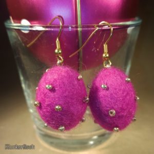Osterei-Ohrringe aus Filz in Pink und Gold
