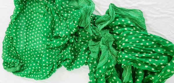 Duftig leichtes gepunktetes Schal-Tuch in Grün