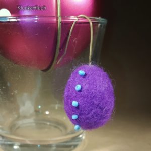 Osterei-Single-Ohrring aus Filz in Violett mit hellblauen Glasperlen