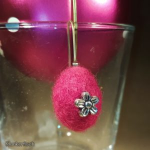 Osterei-Single-Ohrring aus Filz in Pink mit silbernem Blümchen
