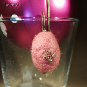 Ei Ei Ei! Osterei-Single-Ohrring aus Filz in Rosa mit silbernen Glasperlen