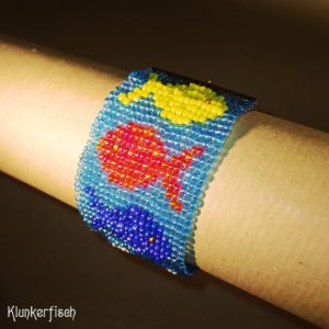 Aus Glasperlen gewebtes Armband *Fische*