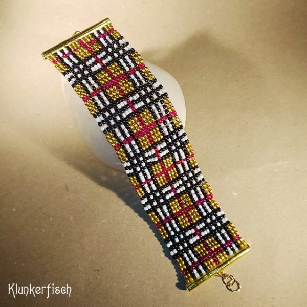 Aus Glasperlen gewebtes Armband *Tartan in Gold, Schwarz, Weiß und Rot*