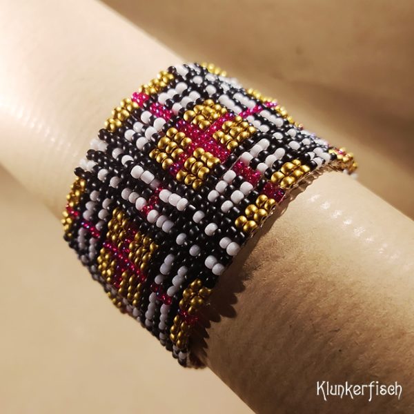 Aus Glasperlen gewebtes Armband *Tartan in Gold, Schwarz, Weiß und Rot*