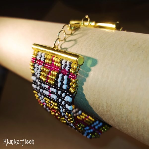 Aus Glasperlen gewebtes Armband *Tartan in Gold, Schwarz, Weiß und Rot*