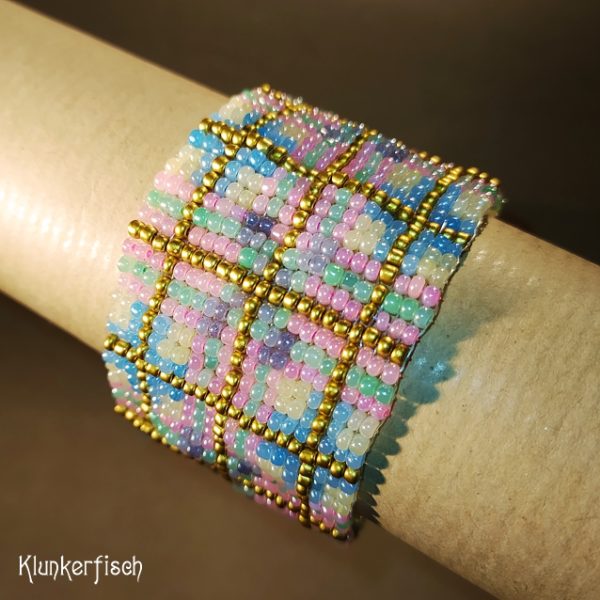 Aus Glasperlen gewebtes Armband *Tartan in Pastellfarben und Gold*