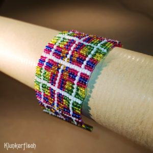 Aus Glasperlen gewebtes Armband *Tartan in Grün und Rot*