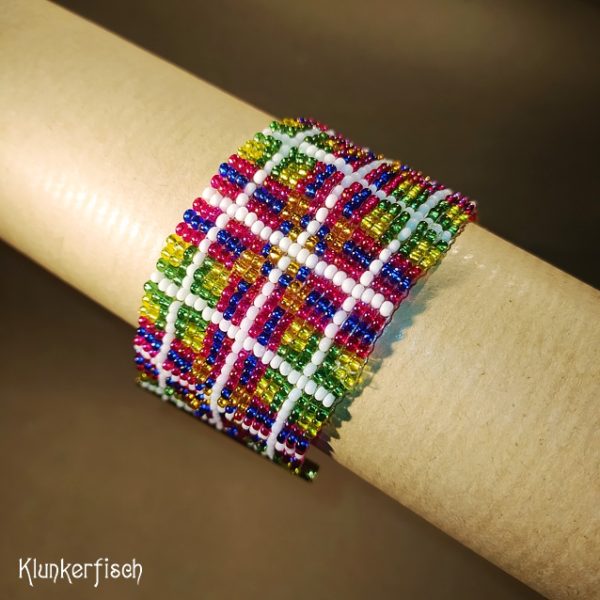 Aus Glasperlen gewebtes Armband *Tartan in Grün und Rot*
