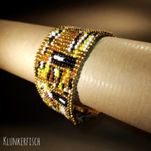 Aus Glasperlen gewebtes Armband *Gustav Klimt's Kuss* (opak)