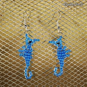 Ohrringe mit Seepferdchen aus Glasperlen in Himmelblau