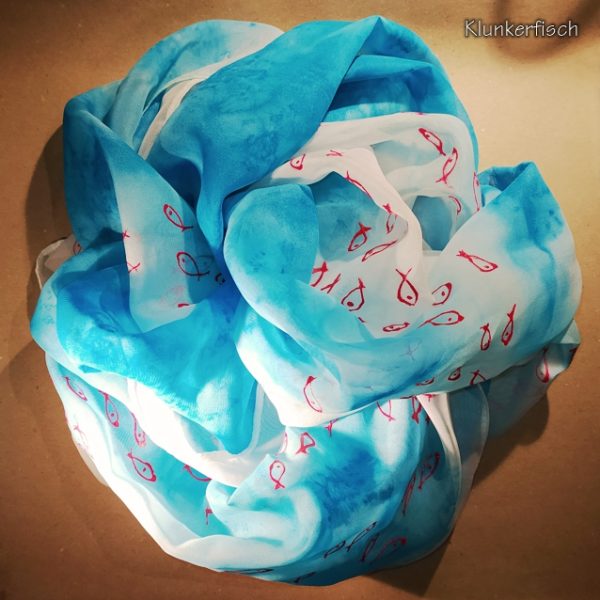 Mit Fischen handbemaltes Schaltuch aus Seiden-Chiffon in Blau