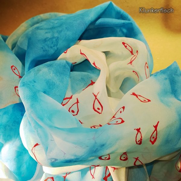 Mit Fischen handbemaltes Schaltuch aus Seiden-Chiffon in Blau